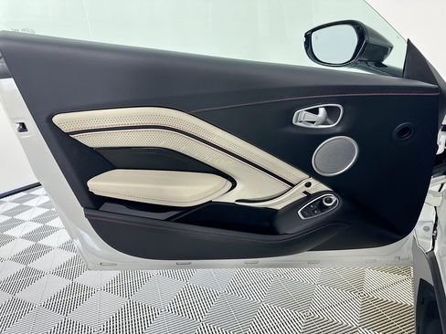 Used 2021 Aston Martin V8 Vantage Coupe image 19