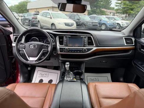 Used 2017 Toyota Highlander Limited AWD/4WD image 3