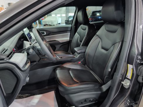 Used 2024 Jeep Compass Latitude AWD/4WD image 7