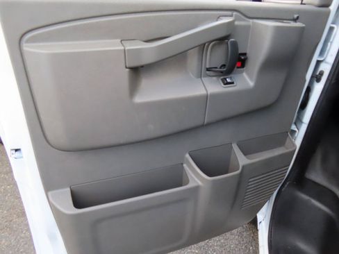 Used 2018 Chevrolet Express 2500 w/ Driver Convenience Package RWD image 10