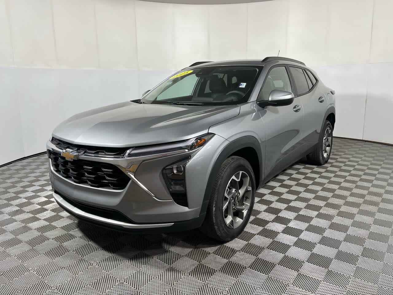 Used 2025 Chevrolet Trax LT FWD image 4