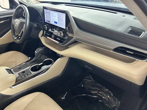Used 2024 Toyota Highlander Platinum FWD image 28