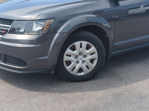 Used 2018 Dodge Journey SE w/ Connectivity Group FWD image 2