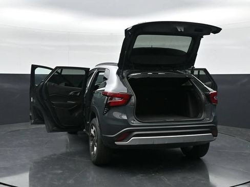Used 2025 Chevrolet Trax LT w/ LT Convenience Package FWD image 45