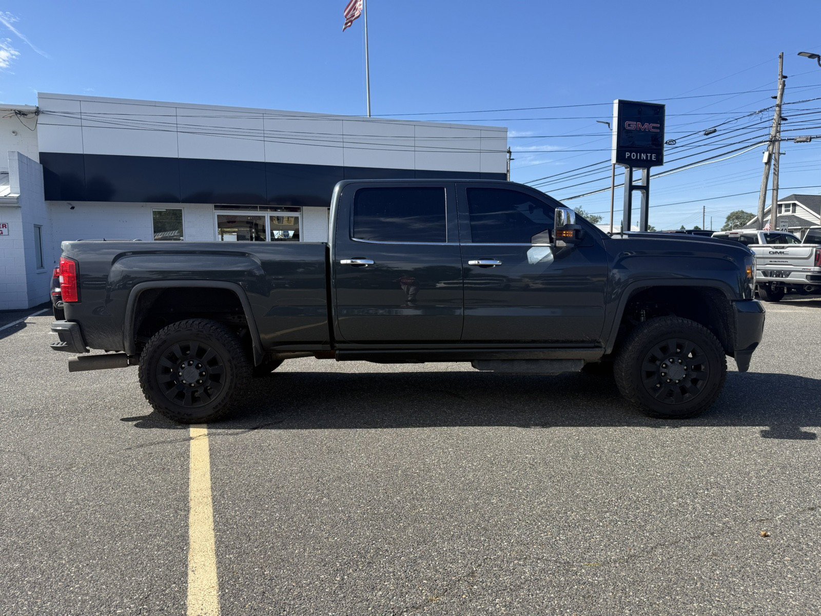 Used 2018 GMC Sierra 2500 Denali w/ Duramax Plus Package AWD/4WD image 2