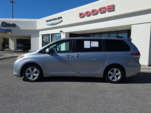 Used 2011 Toyota Sienna LE image 8