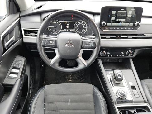 Used 2024 Mitsubishi Outlander SE image 5