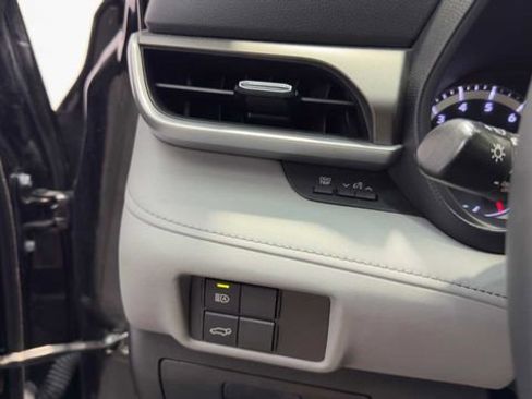 Used 2021 Toyota Highlander LE FWD image 31