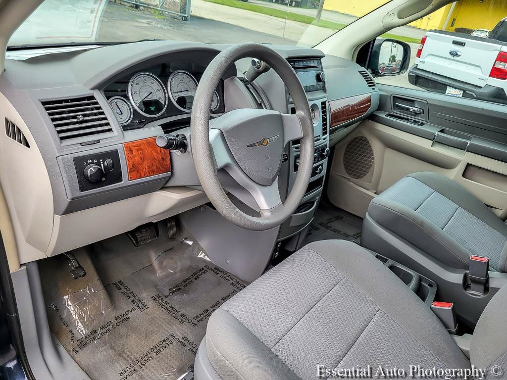 Used 2009 Chrysler Town & Country LX FWD image 10
