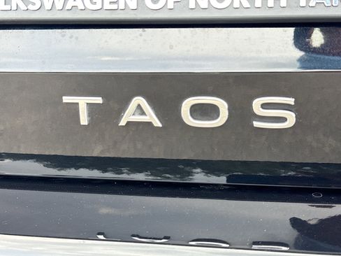 Used 2023 Volkswagen Taos SE w/ Panoramic Sunroof Package FWD image 11