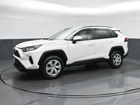 Used 2019 Toyota RAV4 LE FWD image 3