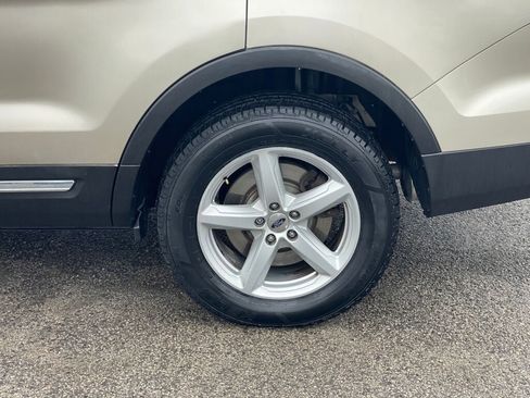 Used 2017 Ford Explorer XLT image 31