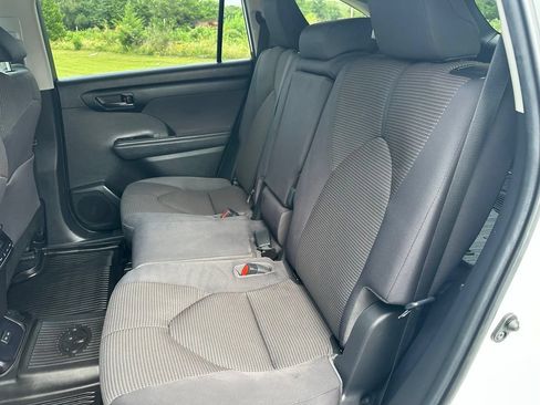 Used 2022 Toyota Highlander LE AWD/4WD image 28