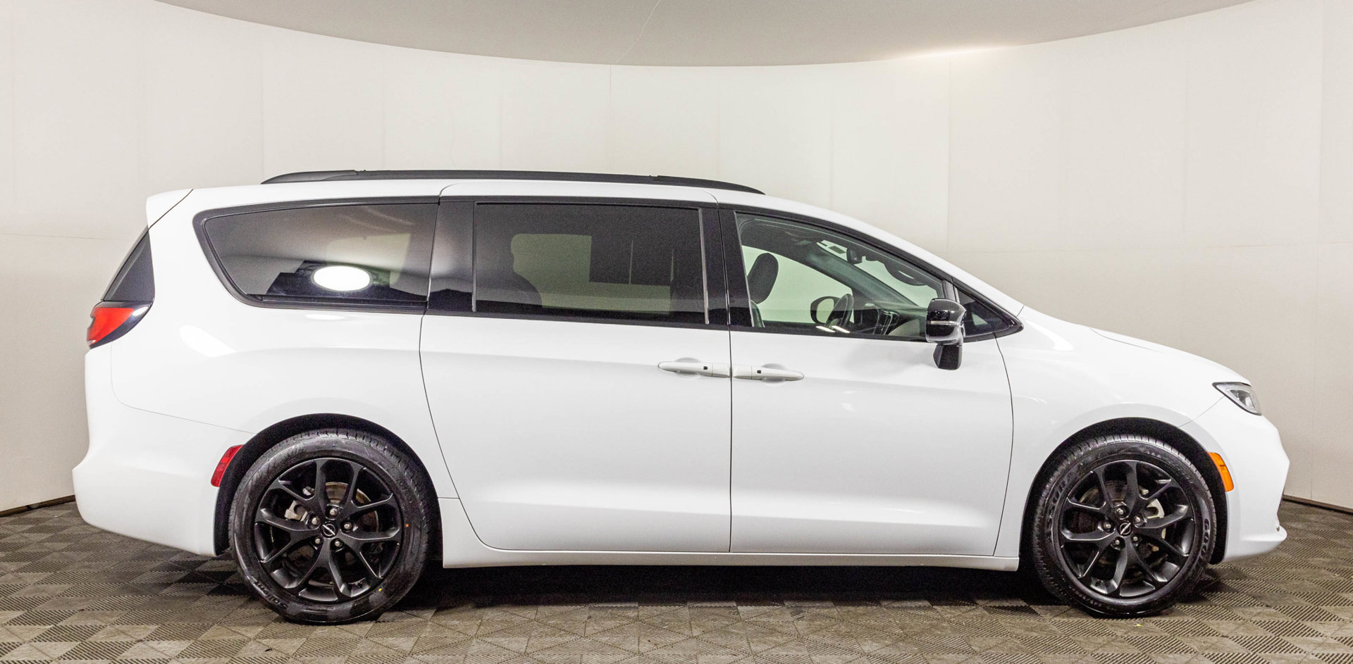 Used 2025 Chrysler Pacifica Limited FWD image 17