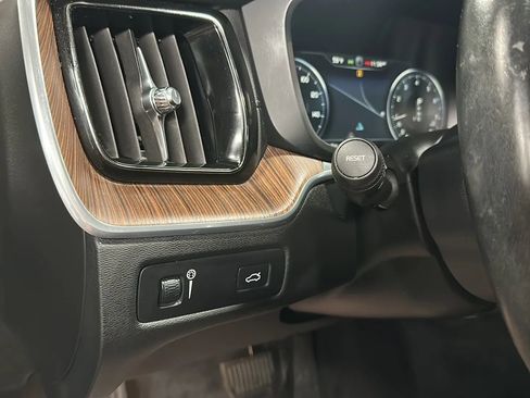 Used 2019 Volvo XC60 T5 Inscription w/ Protection Package Premier image 28