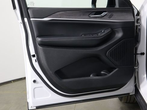 Used 2023 Jeep Grand Cherokee Limited w/ Black Appearance Package image 19