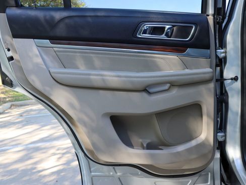 Used 2019 Ford Explorer Limited FWD image 11