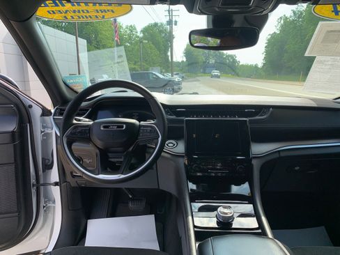 Certified 2024 Jeep Grand Cherokee Altitude image 27