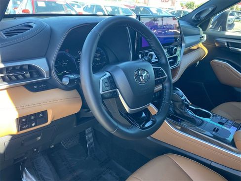 Certified 2025 Toyota Highlander Platinum image 20