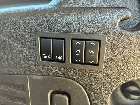 Used 2015 Chevrolet Suburban LTZ RWD image 15