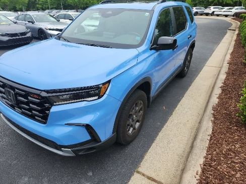 Used 2023 Honda Pilot TrailSport image 3