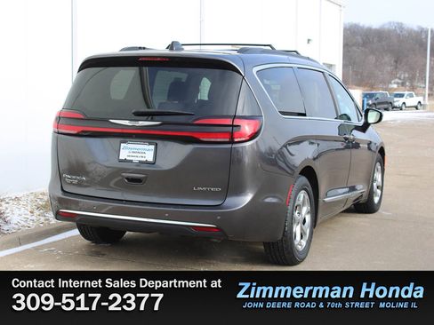 Used 2023 Chrysler Pacifica Limited image 2