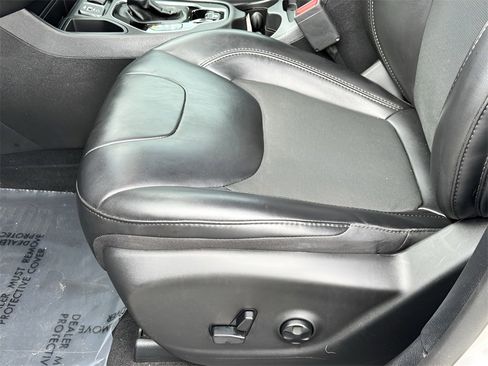 Used 2021 Jeep Cherokee Latitude Plus image 25