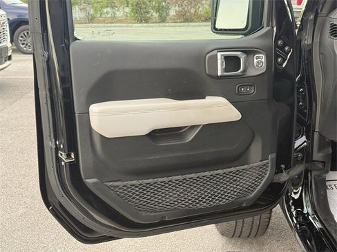 Used 2021 Jeep Gladiator Overland image 32