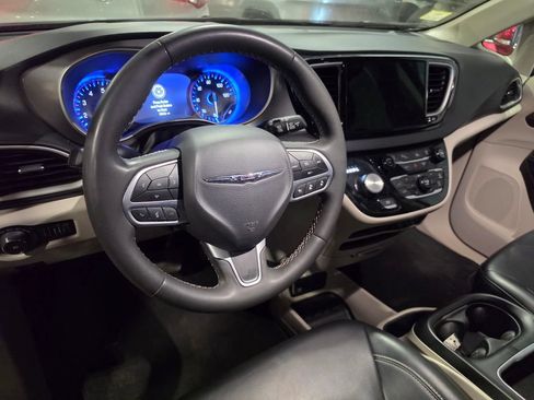 Used 2023 Chrysler Pacifica Touring-L FWD image 4