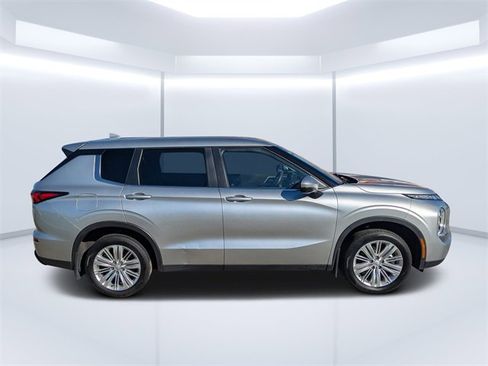 Used 2022 Mitsubishi Outlander ES image 2