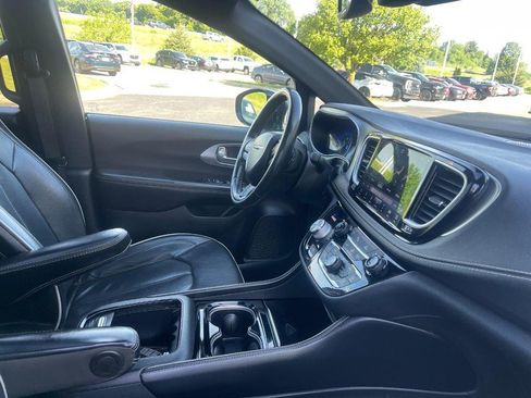Used 2021 Chrysler Pacifica Limited w/ S Appearance Package AWD/4WD image 9