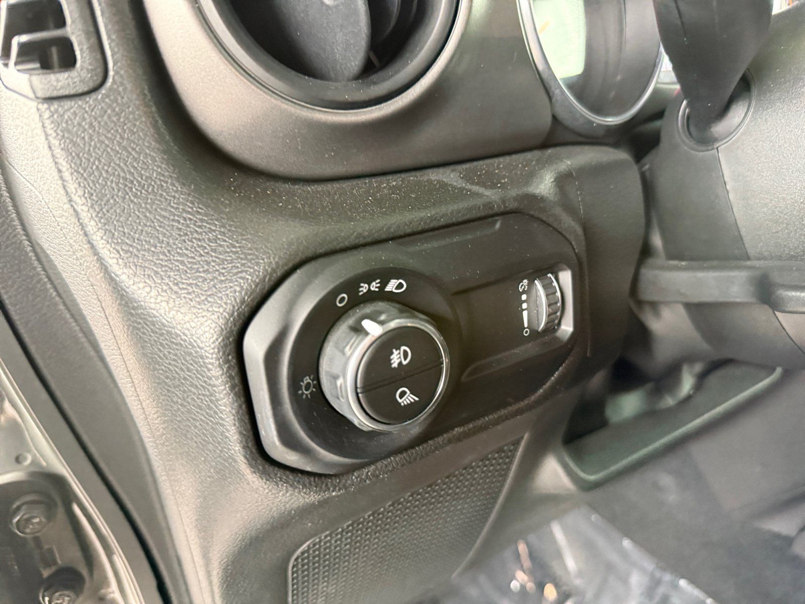 Used 2023 Jeep Gladiator Sport AWD/4WD image 17