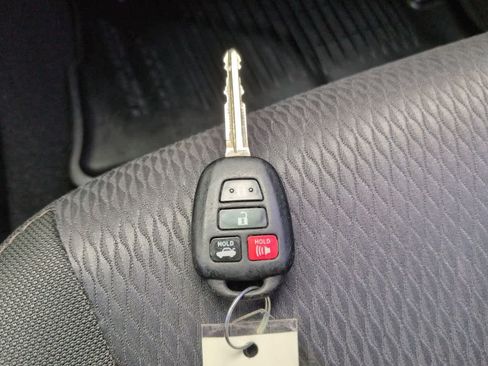 Used 2018 Toyota Corolla LE FWD image 24