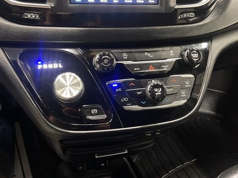 Used 2020 Chrysler Pacifica Touring-L w/ S Appearance Package FWD image 10