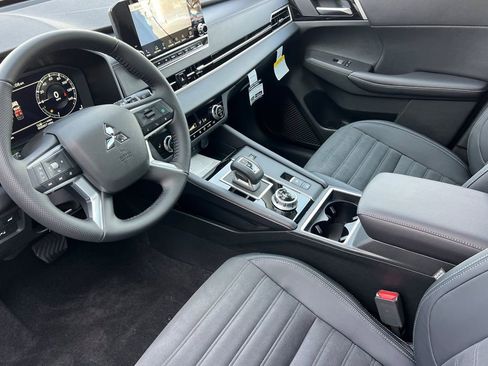 New 2025 Mitsubishi Outlander SE image 11