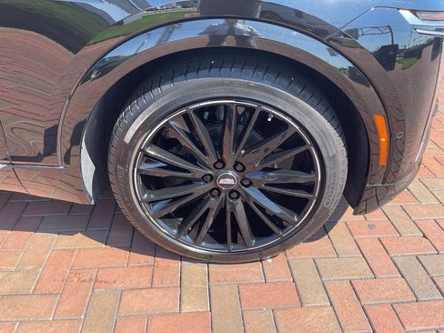 Used 2024 Cadillac Lyriq Luxury AWD/4WD image 6