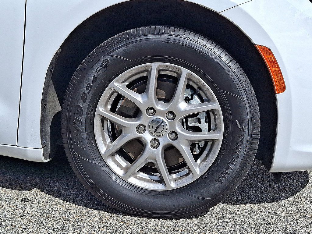 Used 2024 Chrysler Pacifica Touring-L FWD image 27