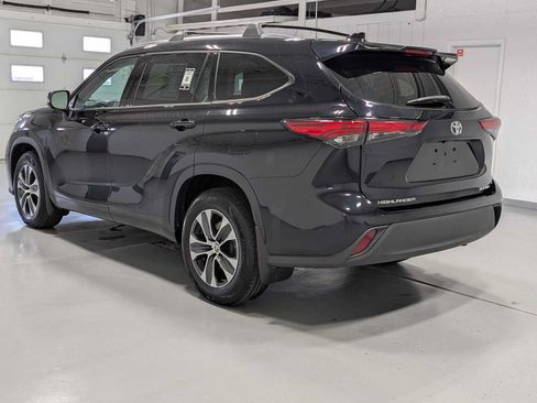 Used 2021 Toyota Highlander XLE AWD/4WD image 10