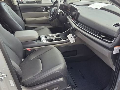 Used 2026 Kia Carnival EX image 15