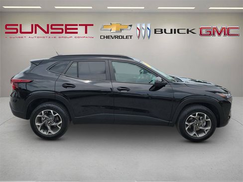 Certified 2024 Chevrolet Trax LT FWD image 3