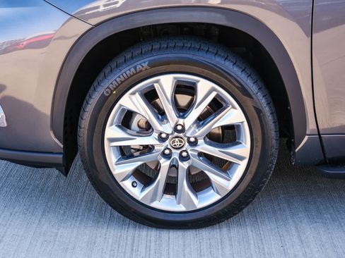 Used 2023 Toyota Highlander Limited FWD image 10