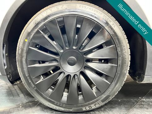 Used 2025 Tesla Model Y Long Range RWD image 11