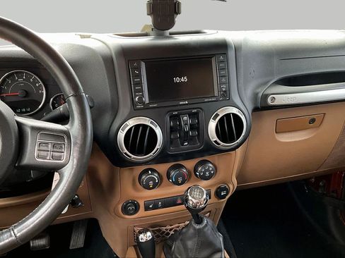 Used 2014 Jeep Wrangler Unlimited Sahara w/ Connectivity Group AWD/4WD image 6