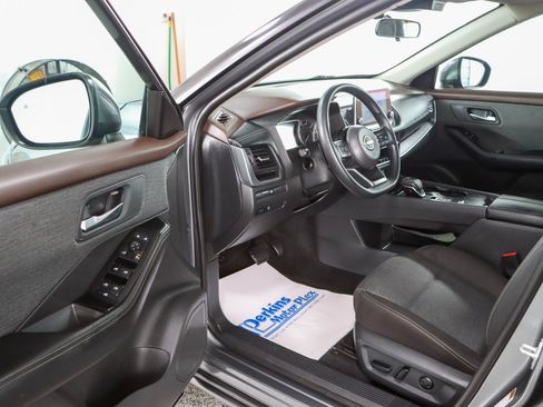 Used 2023 Nissan Rogue SV FWD image 3