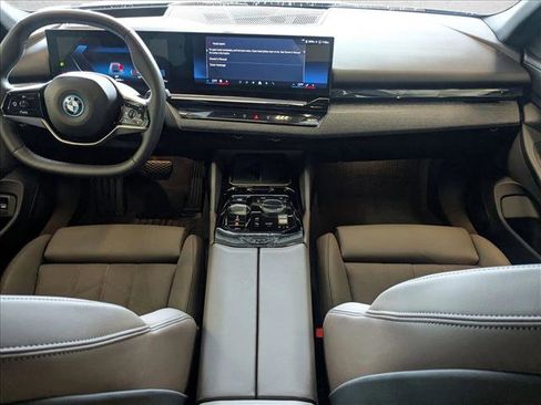 Used 2025 BMW i5 eDrive40i w/ Premium Package image 17