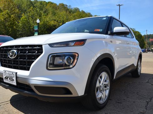 Used 2022 Hyundai Venue SE image 3