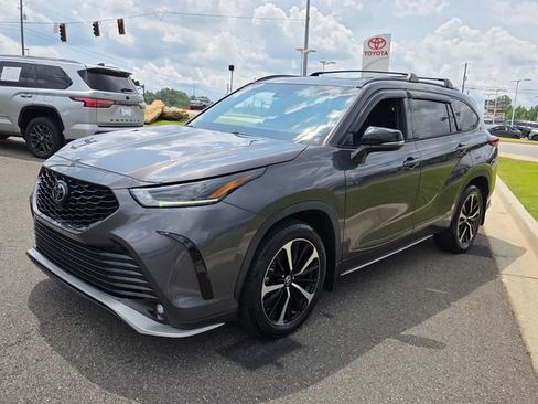 Used 2022 Toyota Highlander XSE AWD/4WD image 3