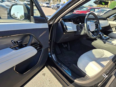 Certified 2025 Land Rover Range Rover Sport SE image 19
