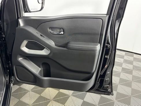 Used 2024 Nissan Frontier SV image 21