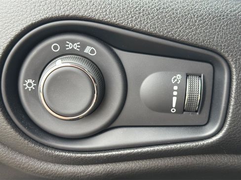 Used 2023 Jeep Renegade Latitude AWD/4WD image 17